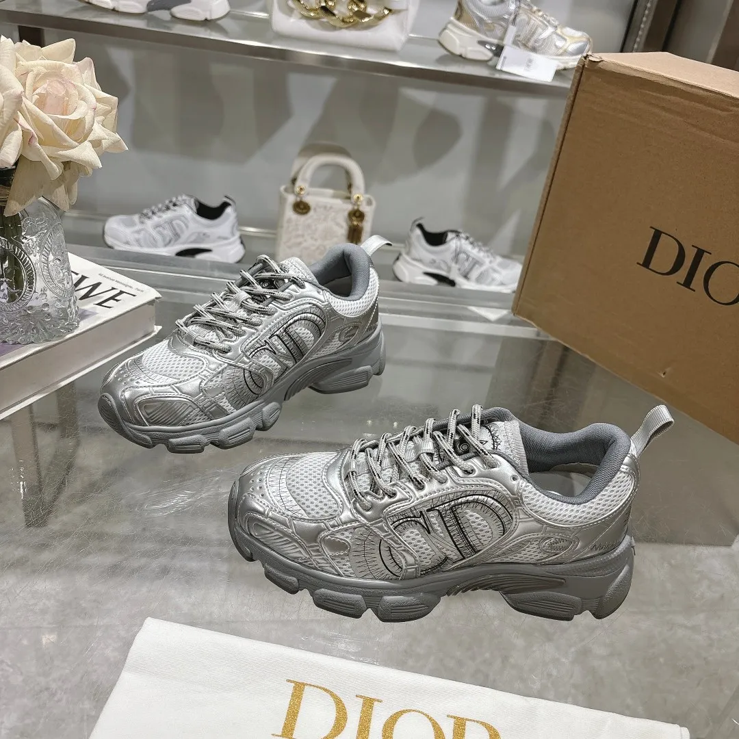 👟👟Ex-factory price 560👟👟 This Dior Chrono sneaker is a new product of the 2024 autumn ready-to-wear series, reinterpreting running shoes with Dior's high-end style. White mesh fabric is paired with nude and silver-toned laminated leather-effect panels, as well as CD logos on the sides, a star patch on the tongue and a Dior logo on the heel. Featuring tri-color laces, a lightweight sole and star embellishments for a casual look all year round. ✅Size: 35-40 ✅Packaging: With counter packaging and Dior outer box